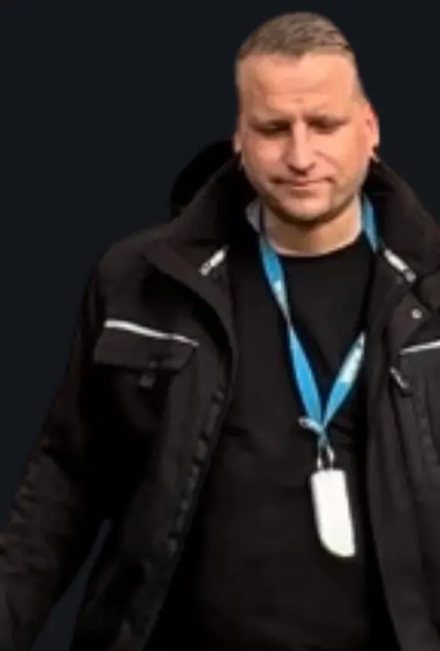 Benjamin O. Giese, Inhaber von Steinreinigung Professionell, in Arbeitskleidung.