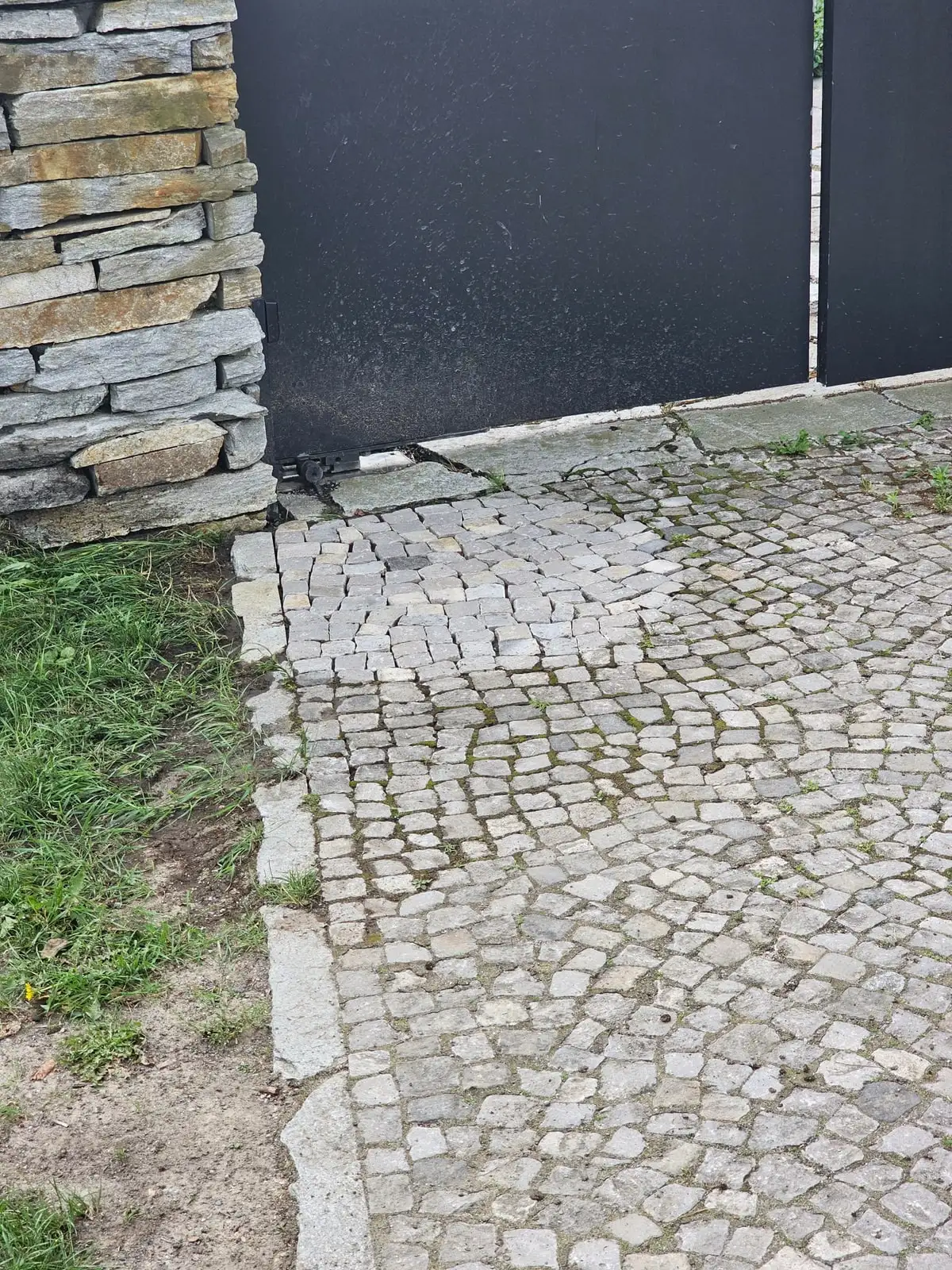 Pflasterfläche nach der Reinigung, die Fugen sind vollständig freigelegt.
