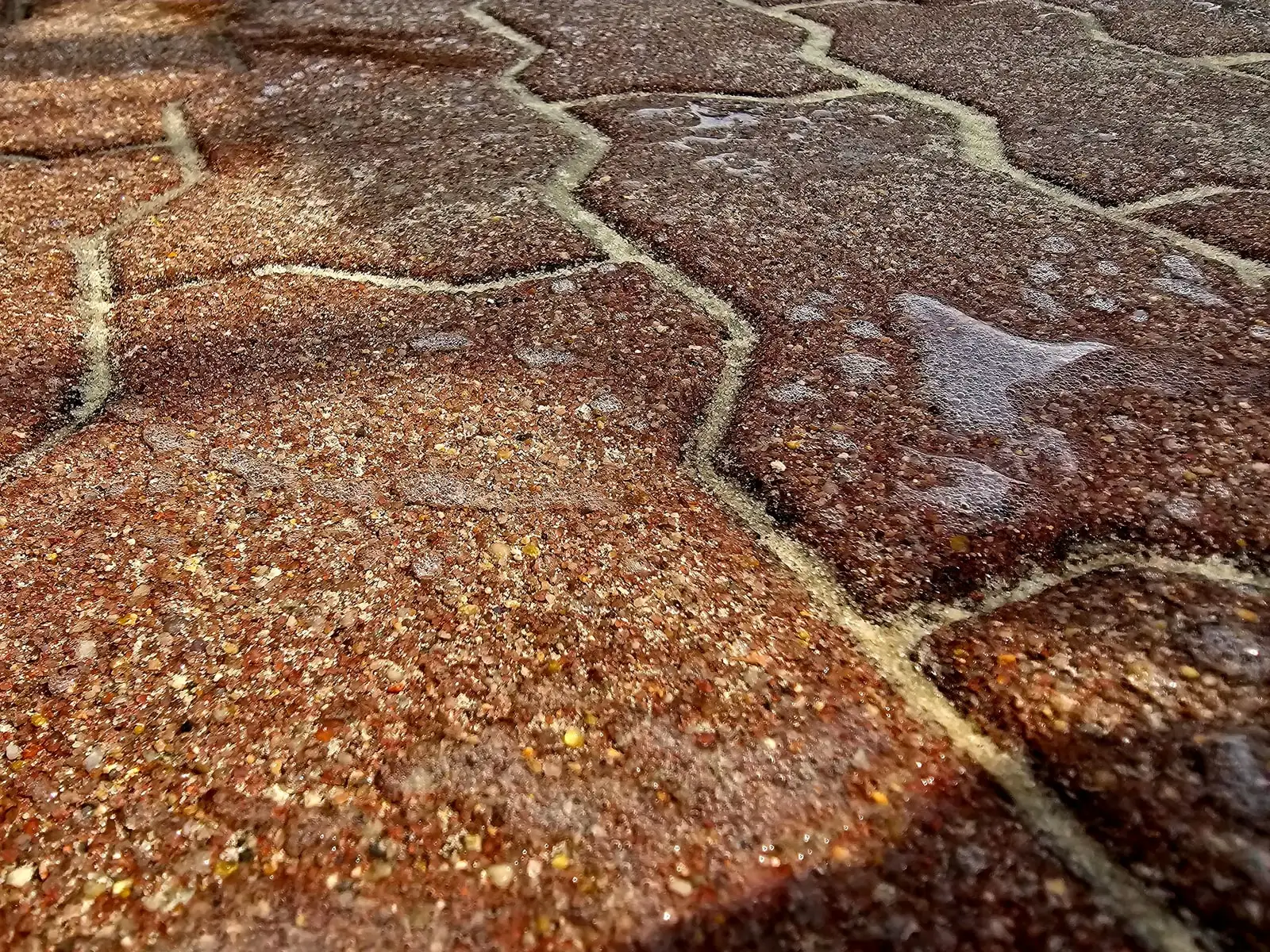 Detailaufnahme einer gereinigten Natursteinmauer, die Struktur des Steins ist erkennbar.