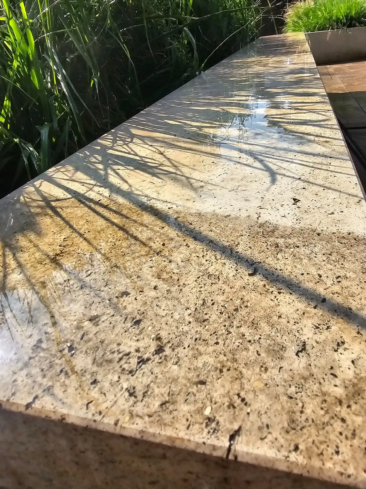 Abdeckplatten einer Steinmauer in der Schorfheide nach der Reinigung.